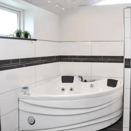3 Bedroom Amazing In Holiday home Asperup